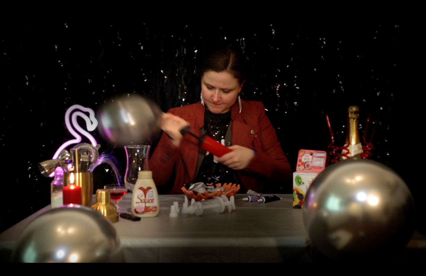 Sandra Wolf in Experiment mit Ballon und Luftpumpe - Filmstill 2024