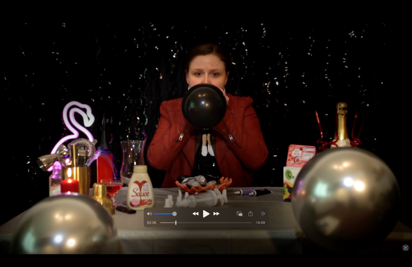 Sandra Wolf in Experiment mit Ballon und Luftpumpe - Filmstill 2024