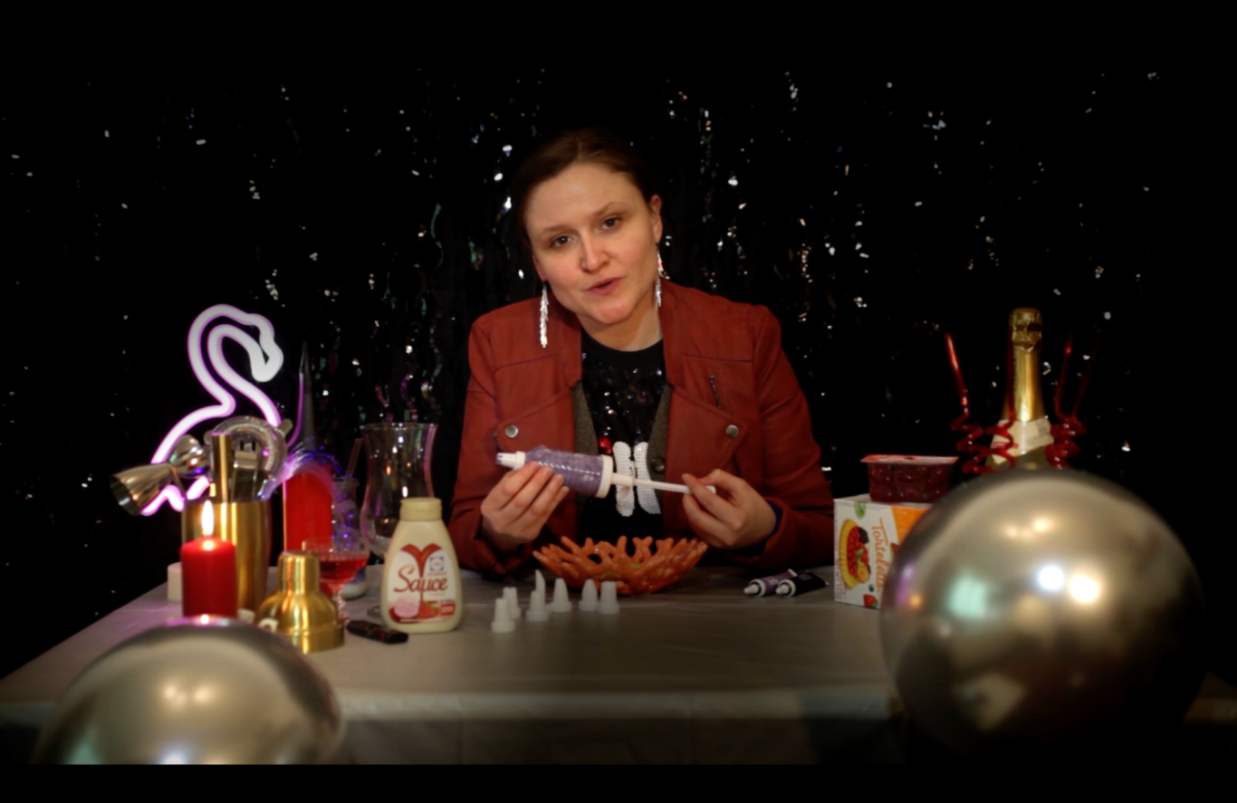 Sandra Wolf in Experiment mit Ballon und Luftpumpe - Filmstill 2024