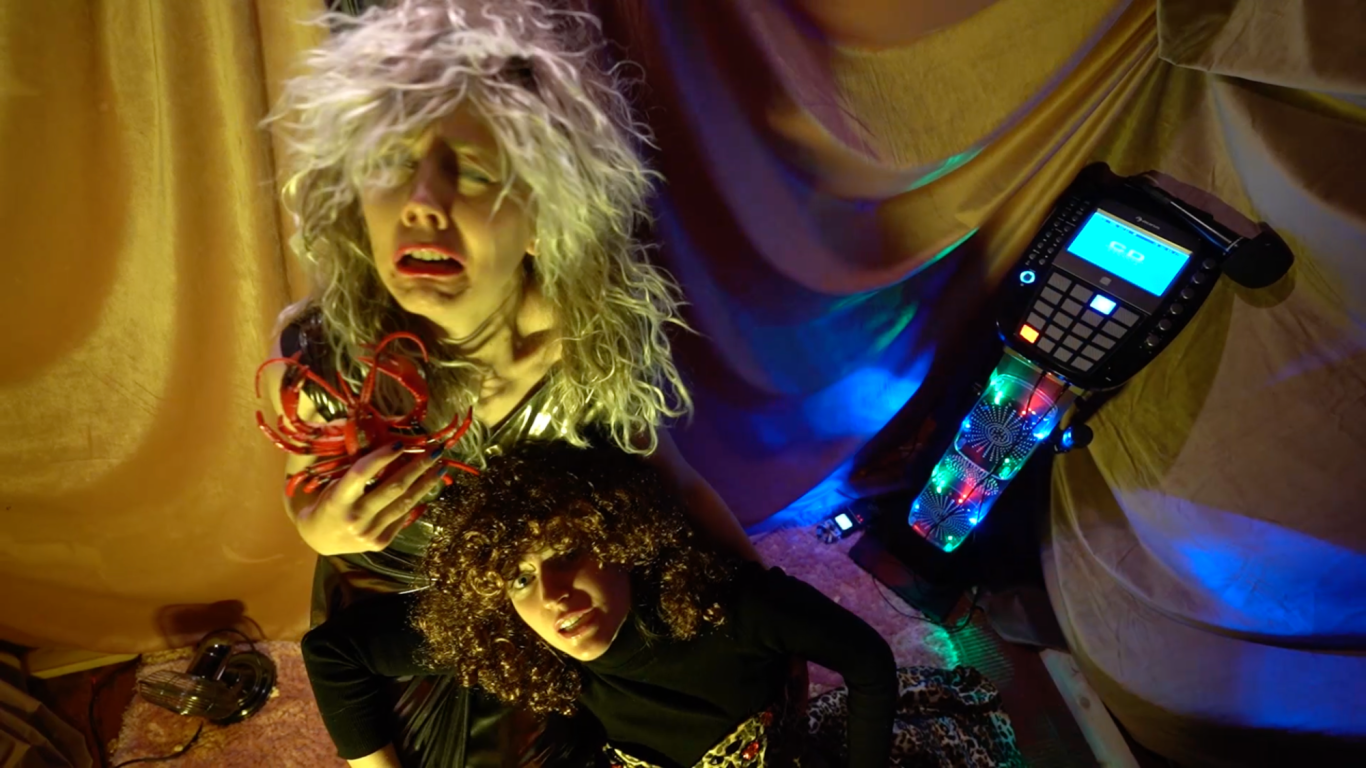 Loretta K. und Sophie Sarcander in Pieta mit Hummer - 2024 Filmstill
