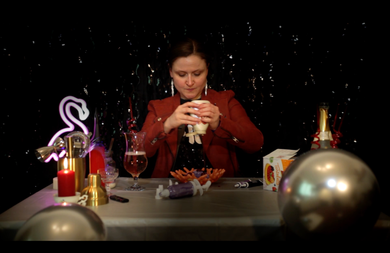 Sandra Wolf in Experiment mit Ballon und Luftpumpe - Filmstill 2024